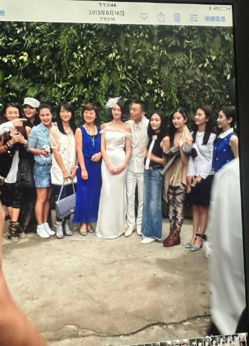 有网友爆出刘亦菲当年参加朱亚文婚礼的照片