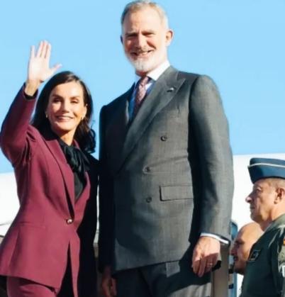 西班牙国王和王后已经启程回国，结束了这次愉快的友好之旅！两人站在飞机上，挥手致