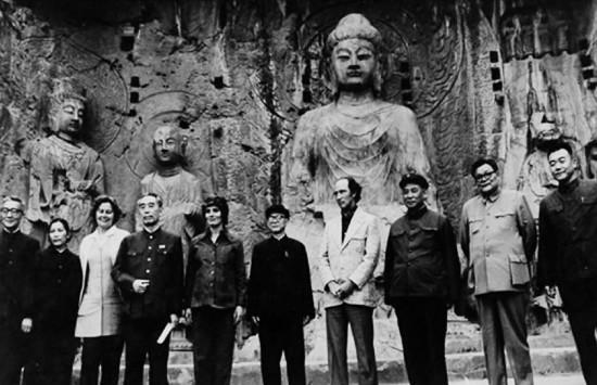 1973年，周总理陪同外宾来到洛阳，在看到“龙门二十品”的拓本后，风险小声问身边