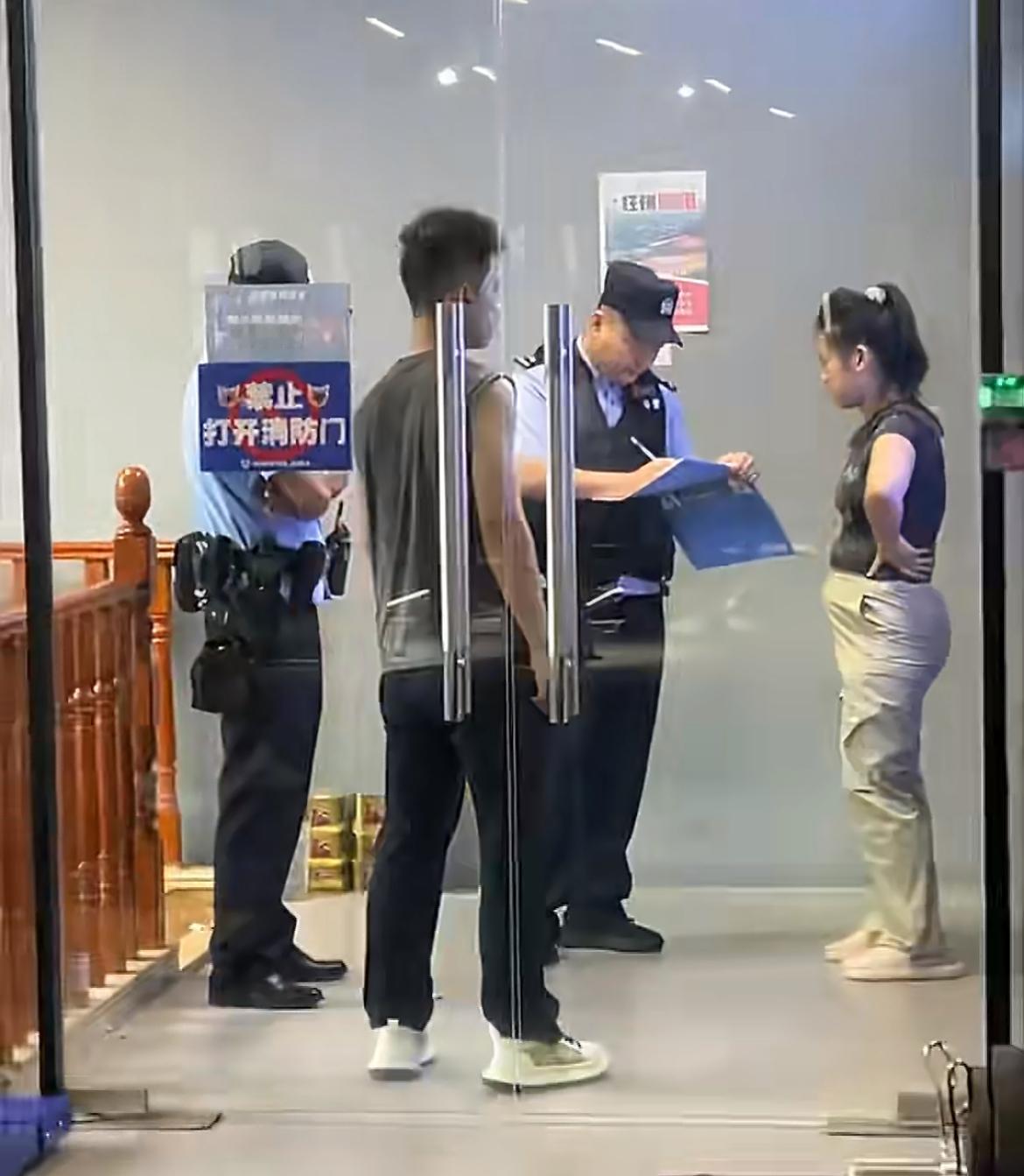 帅小伙在健身房遭遇小仙女凝视，言语骚扰，甚至讨要拖鞋，太奇葩了吧！直接把帅小伙整