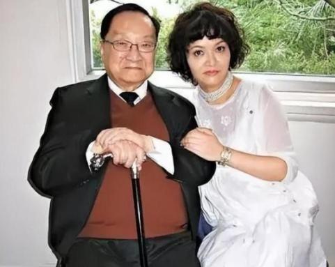 1976年，52岁的金庸爱上16岁女招待。他想要和妻子离婚，妻子说：“可以，但是