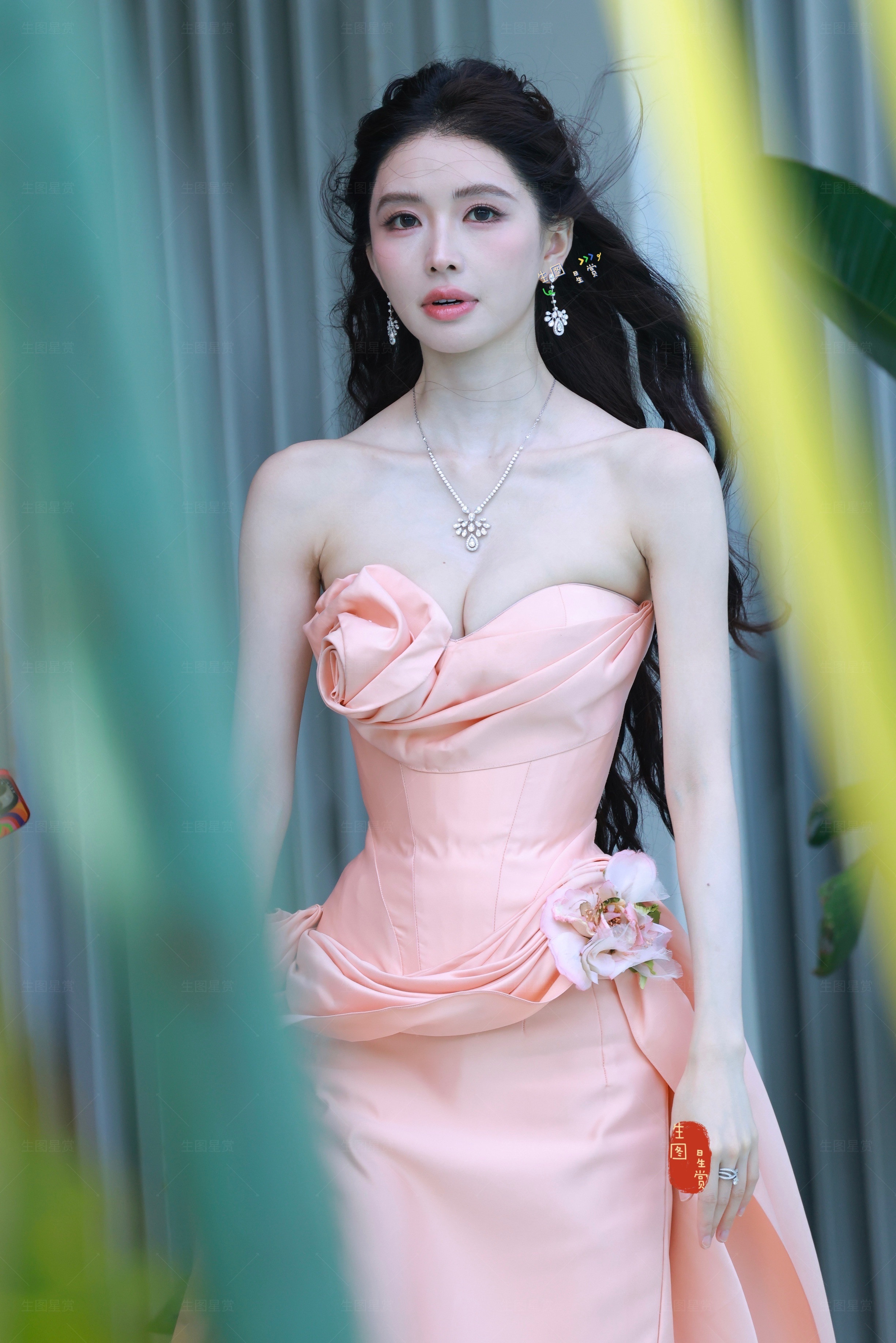 方圆三亚外拍，林间一抹靓丽粉🌸嘉人时尚风格之夜