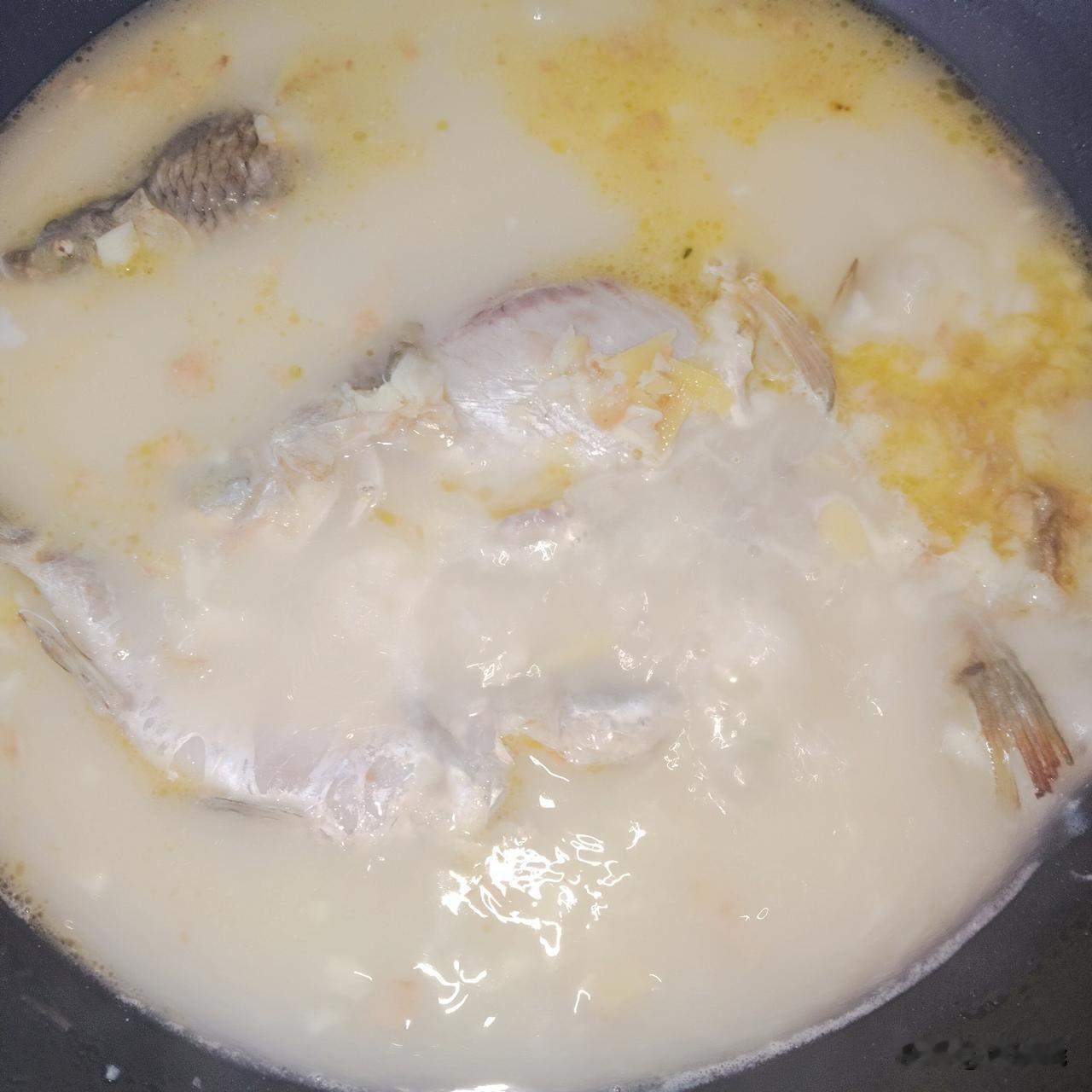 晒图笔记大赛今天午餐做的鲫鱼豆腐鸡蛋汤，奶白奶白的。少盐清淡，豆腐滑嫩，汤鲜不腻