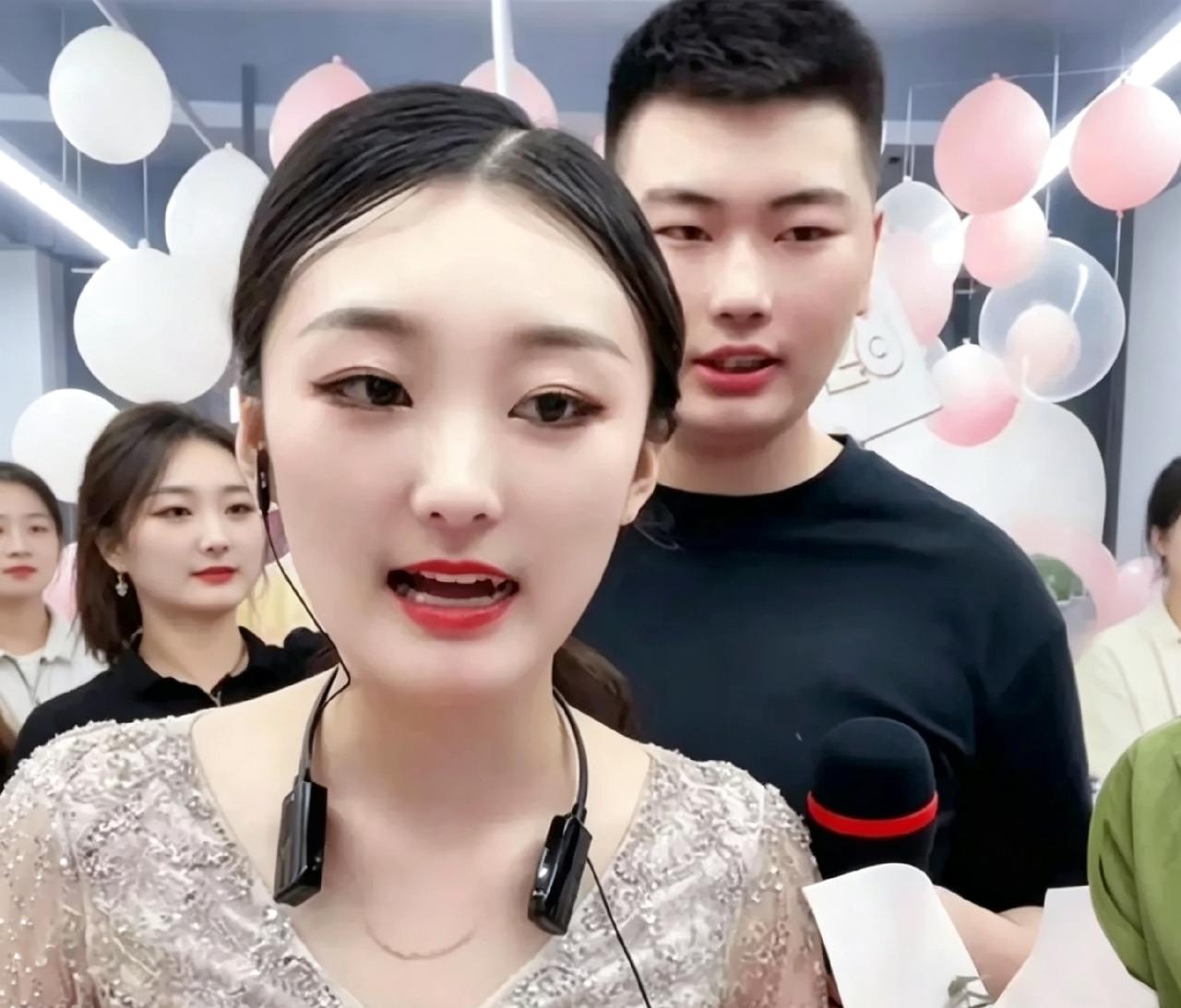 以前跟着前妻直播像根木头，现在抱着娃跟媳妇出门，整个人都踏实了。过日子嘛，不折腾