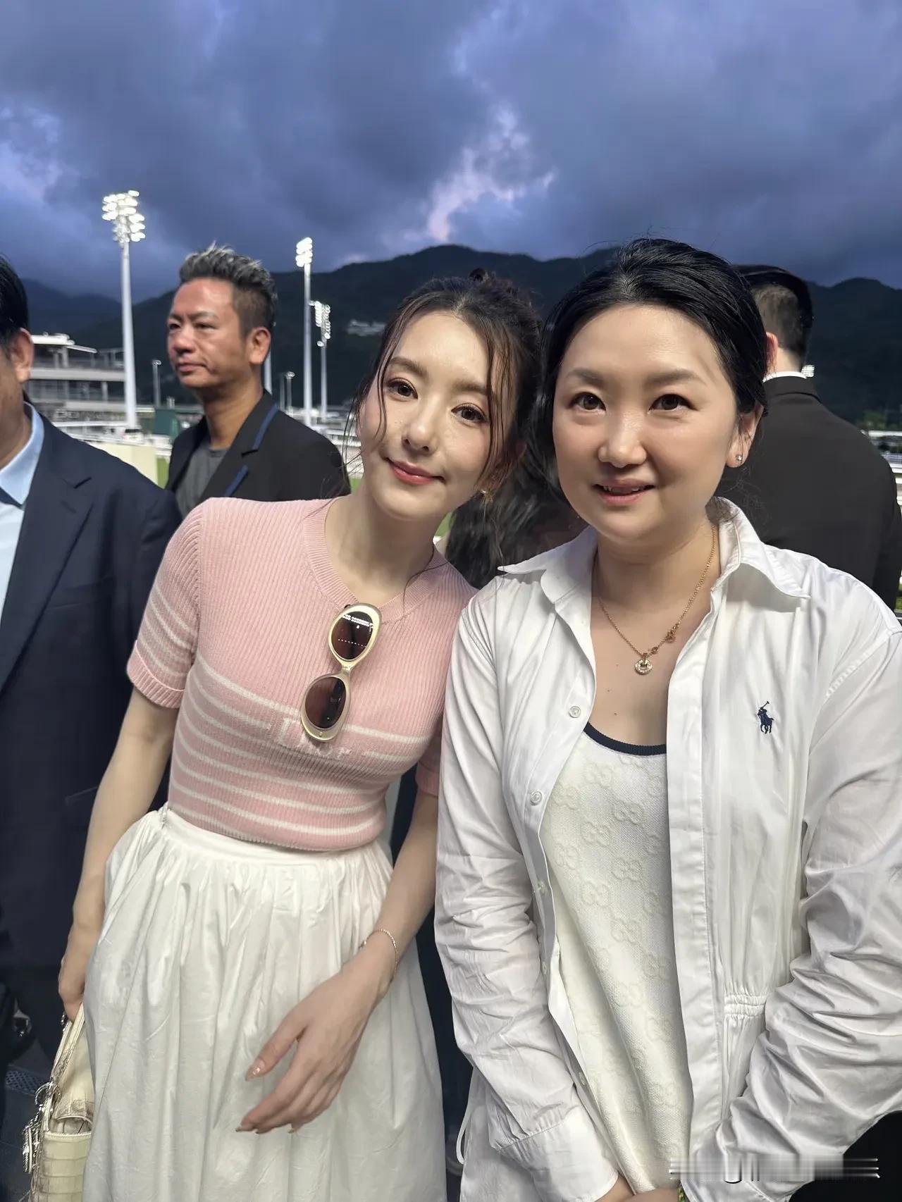 61岁郭富城带全家人去看马赛，方媛状态比上综艺的时候好多了，她脚踩高跟鞋，粉色紧