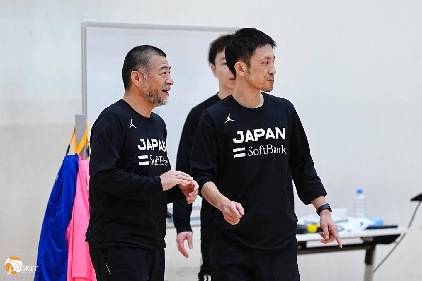 中国男篮日本男篮第一天集训，直接就是媒体公开课！这是冲绳体育馆的副馆，2025