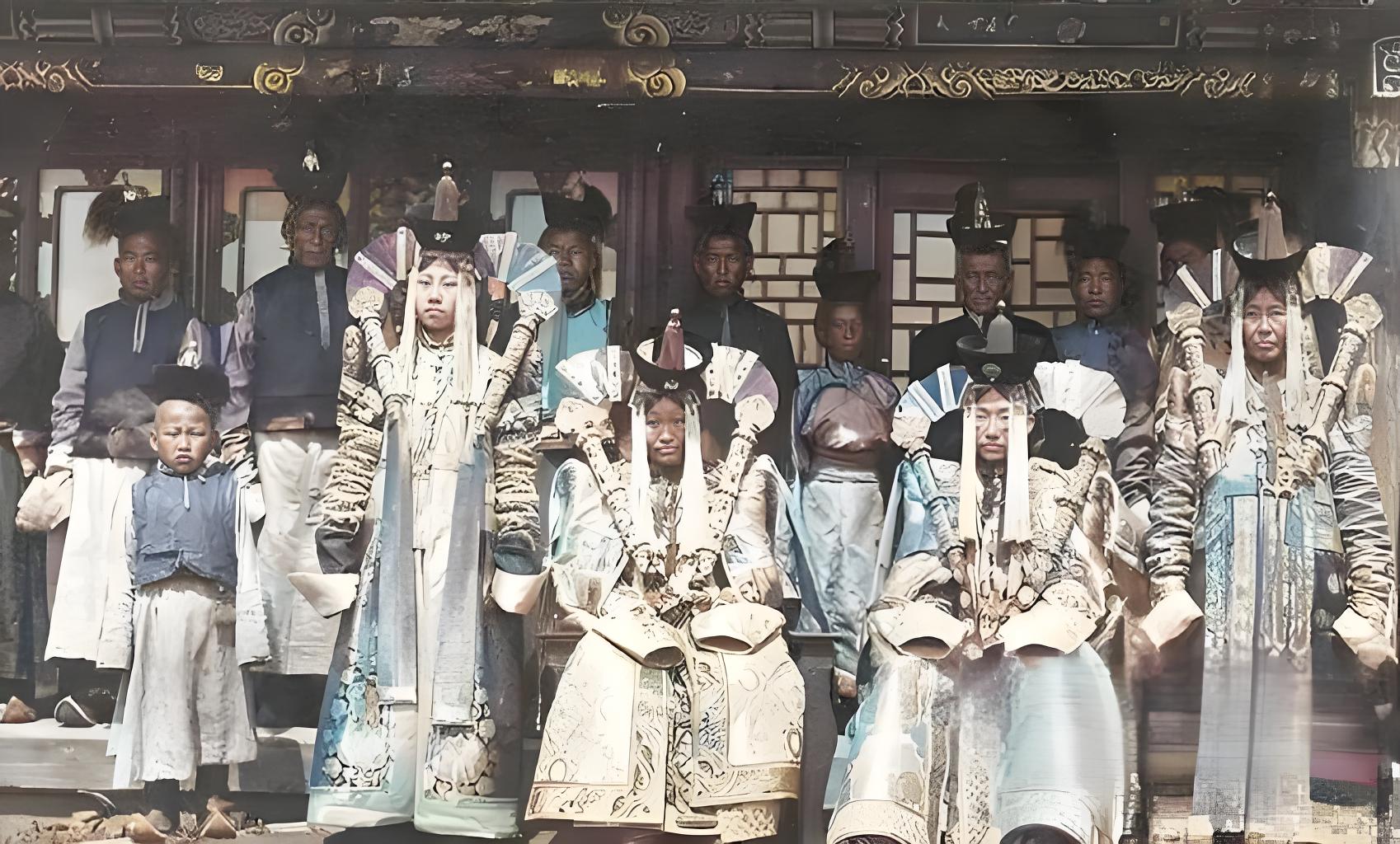 这张老照片，像是从岁月里抠出来的历史碎片，满满都是旧时光的厚重感。画面里是一群穿