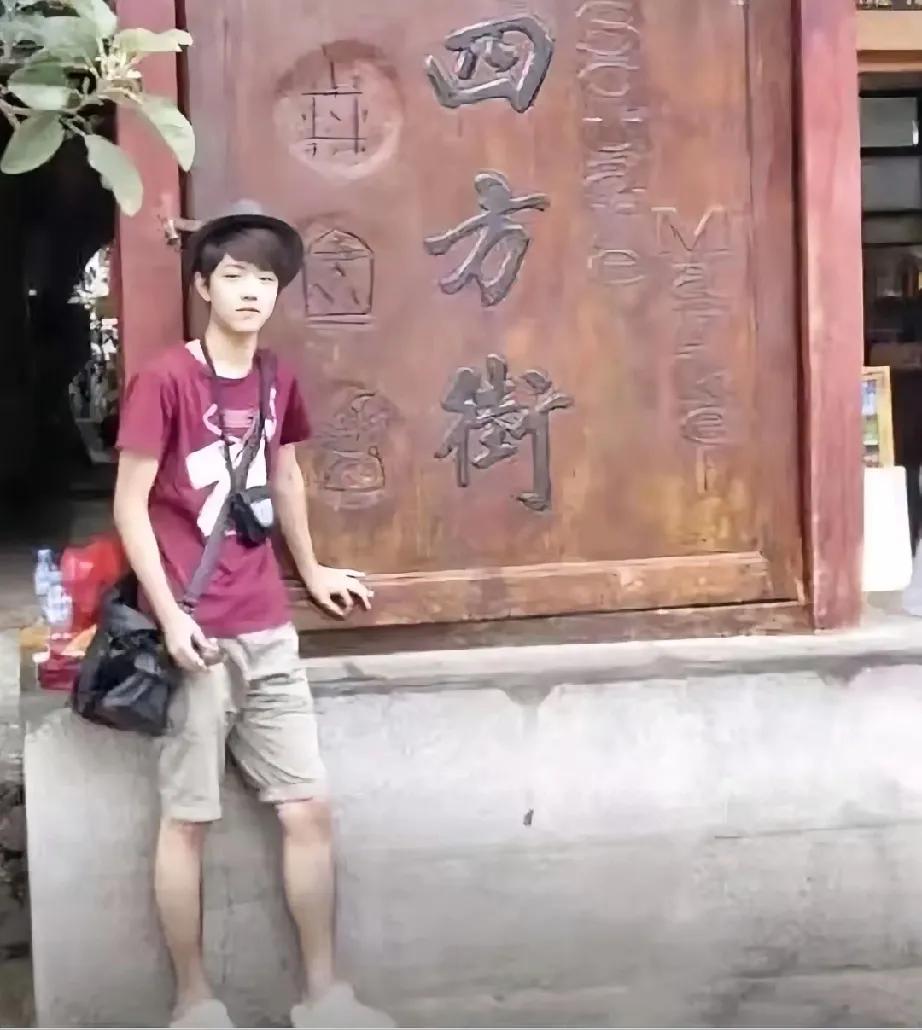 家人们快来看！记者犀利发问肖战大学是不是安静好学生，肖战笑着秒否认，还自曝是班里