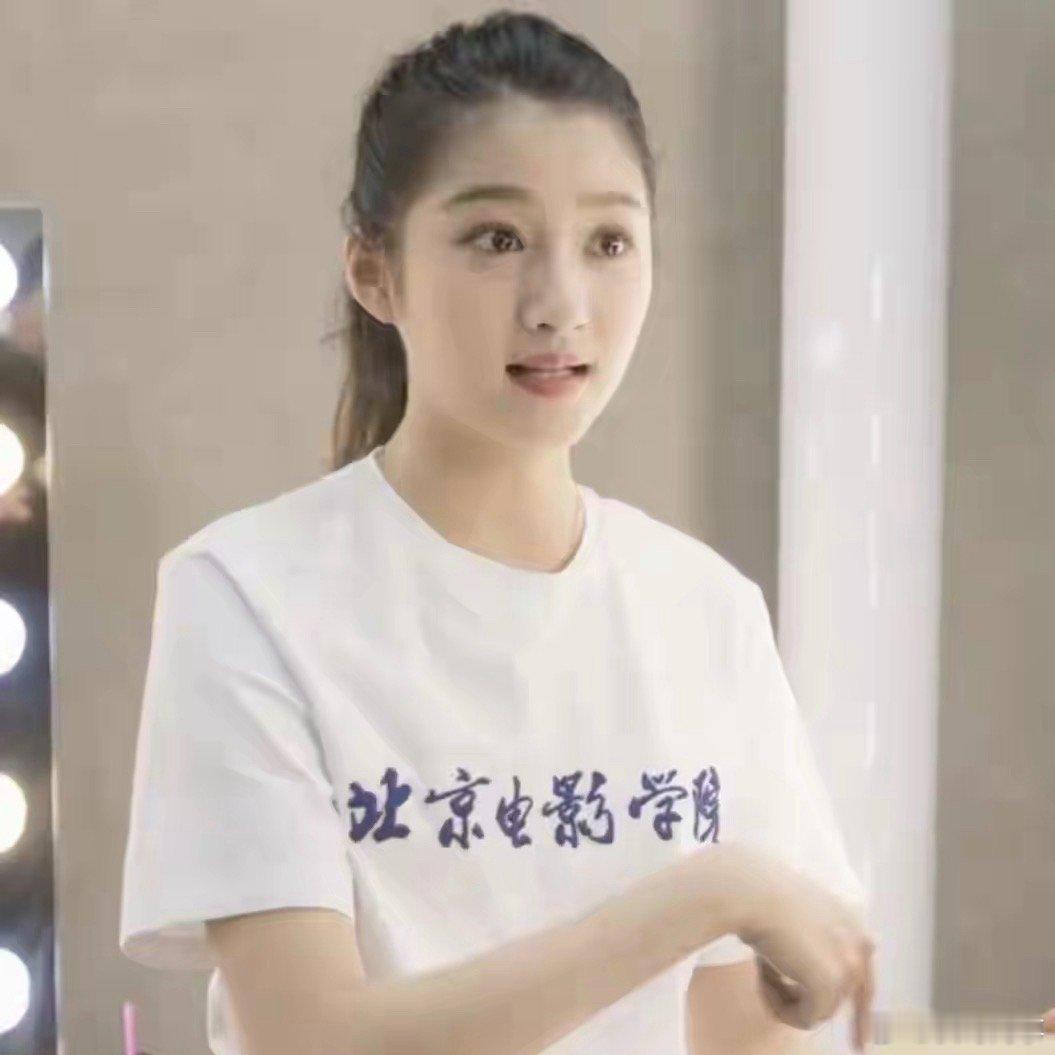 现实生活中的关晓彤真的太美了，果然好看的人随便穿个什么衣服都好看。​​​