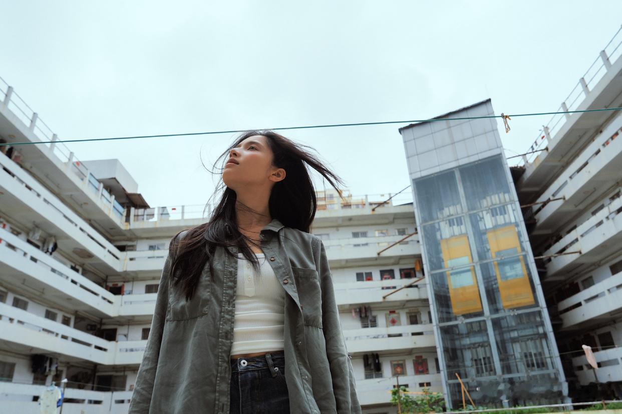 1.郭京飞这个人嘴巴比较油，但是生活很干净，管得住自己，和鲍莉的感情一直很好。2