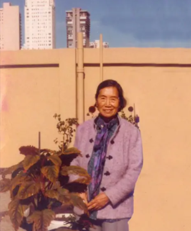 1937年，于立忱死了，多年后，谢冰莹突然在台湾《联合报》发文，说郭沫若害了她，
