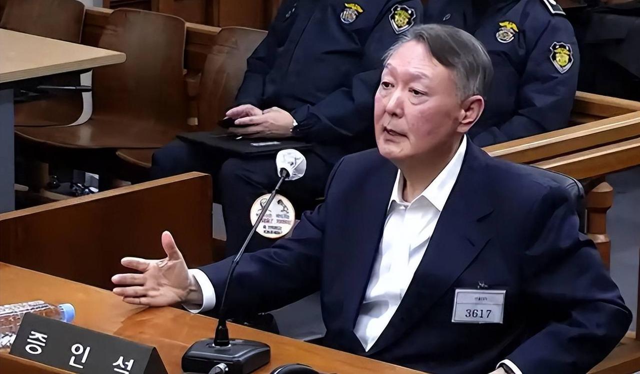 本以为尹锡悦是一怒为红颜，没想到在庭上居然表示戒严是为了“官兵能吃上炸鸡”，连审