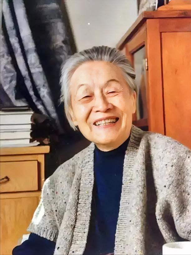 [点赞]1997年春，86岁的杨绛对病床上奄奄一息的女儿说：“安心睡觉，我和你