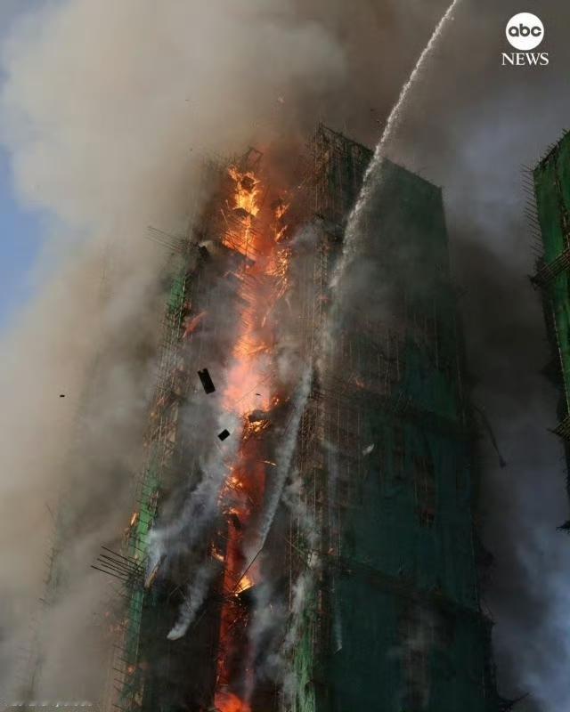 相比金属脚手架，竹制脚手架由于其重量轻，少量工人就可以轻松搬运，且方便拆装，特别