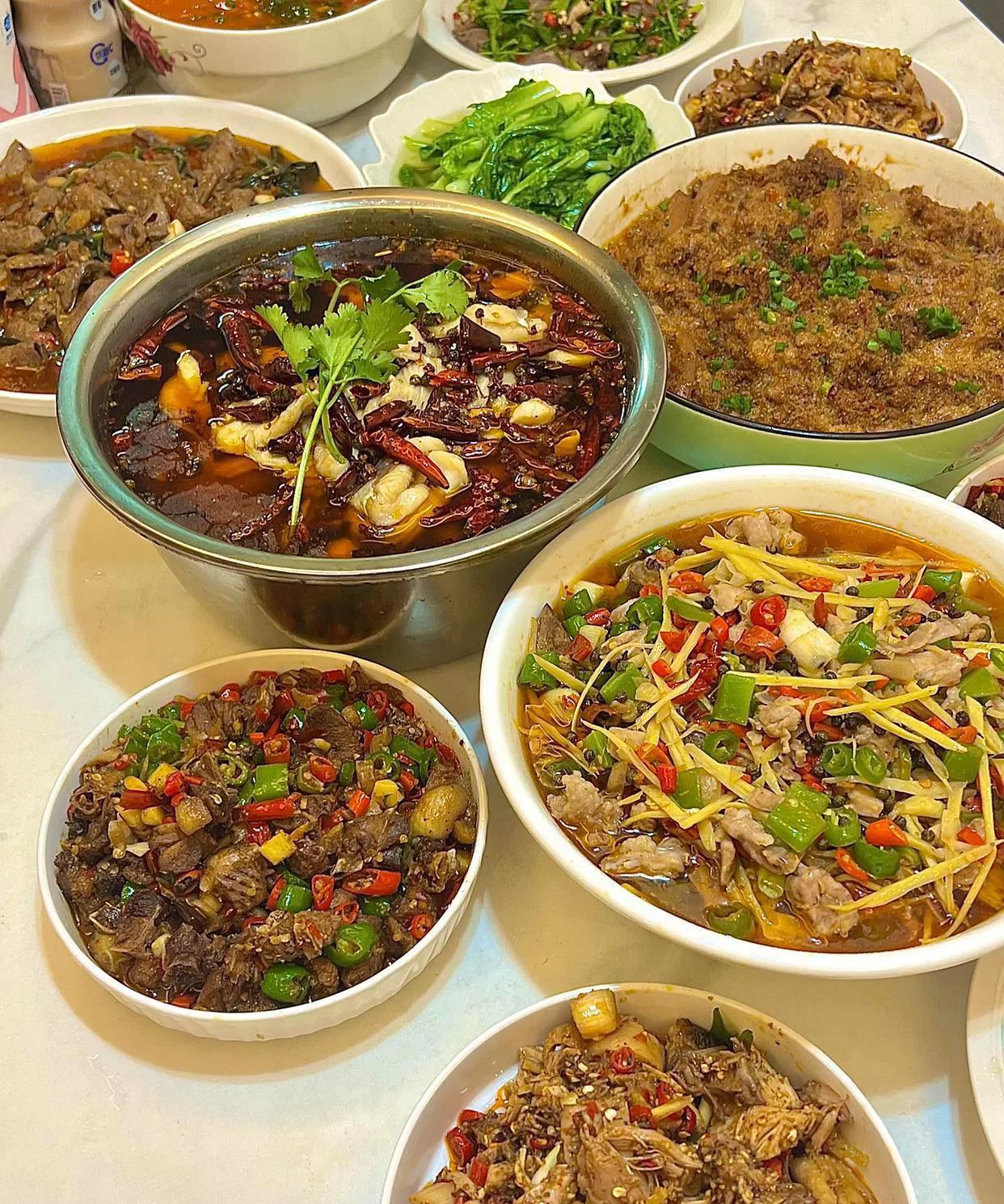和朋友聚餐，每人点一个菜