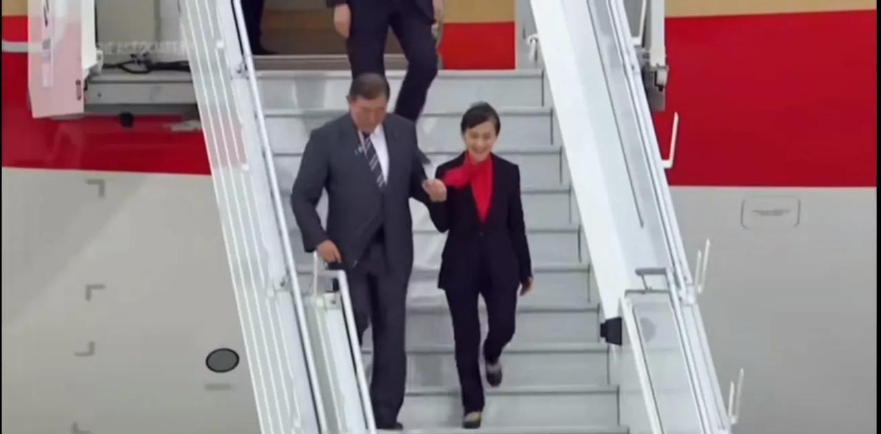 今年的G7峰会和往年有点不一样，各国领导人到达加拿大机场竟然没有铺设红地毯，即使