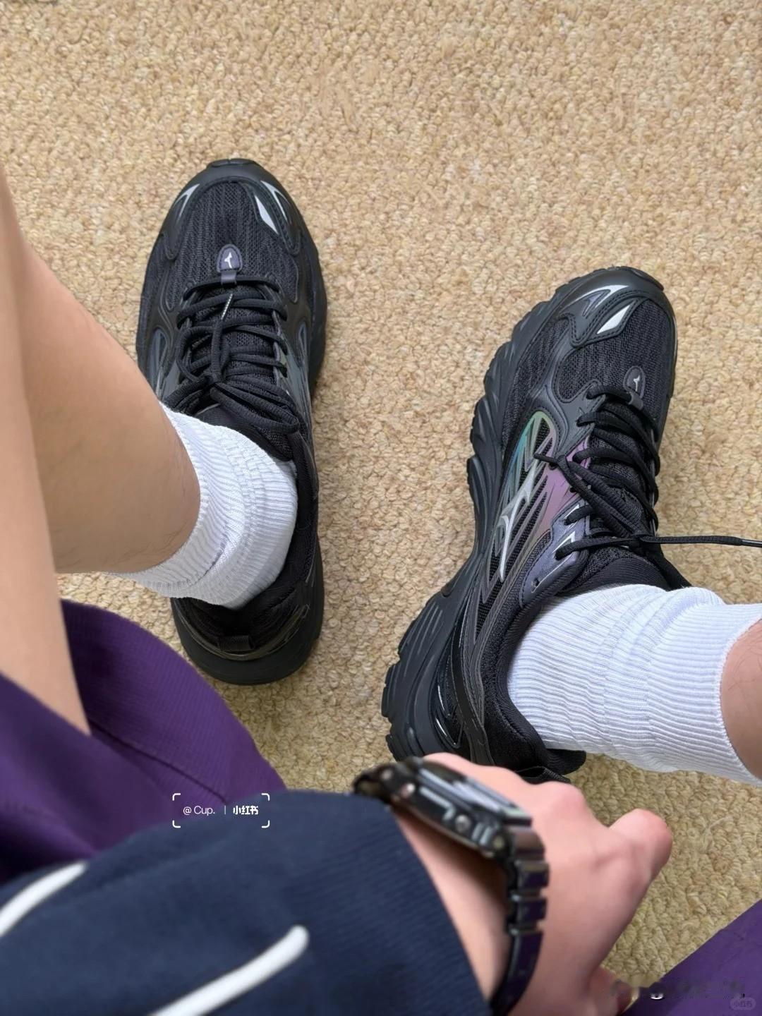 300元档杀疯了！美津浓FIYIV2黑色复古跑鞋深度解析，这些优缺点你必须知道