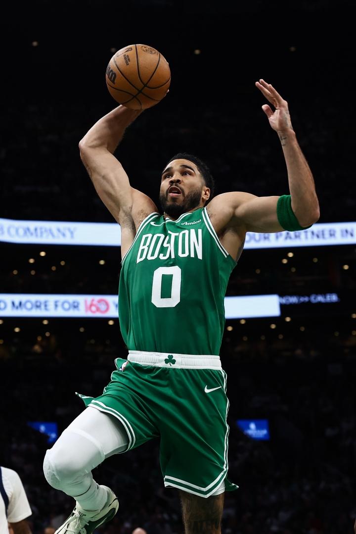 不受影响王者归来，塔图姆跟腱断裂后复出首秀爆砍15分12篮板7助攻！在今天凯