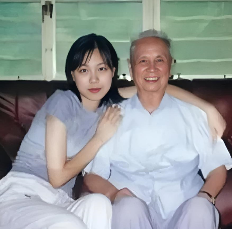 晚年，邱会作将军与孙女的合影，老将军红光满面90年代末，有一张珍贵合影。画