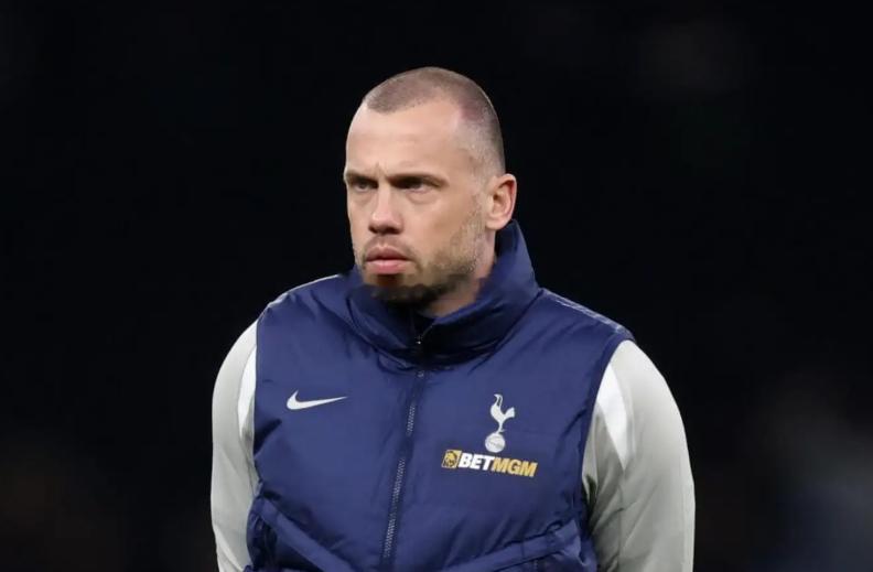 根据TA的报道，42岁的荷兰助教海廷加在热刺任命图多尔为新帅后选择离职，前者加入