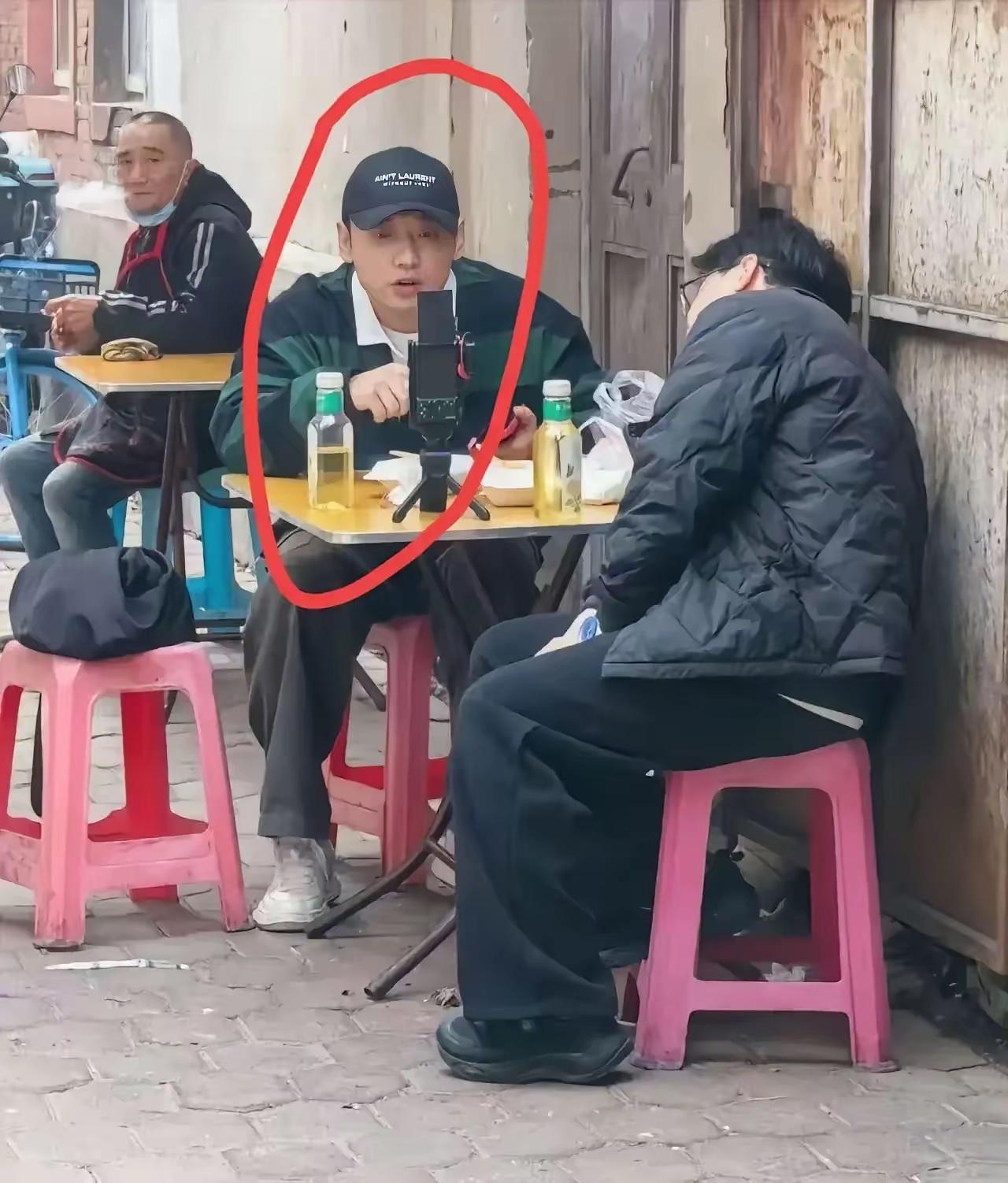 我的个老天爷呐！我在成都宽窄巷子碰到了谁？看起来面容憔悴、皮肤黯淡，老了，真的老