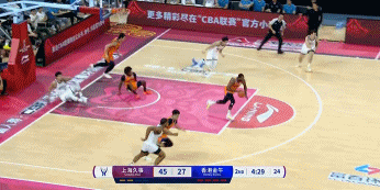 还能飞！北京时间12月7日，上海男篮在CBA俱乐部杯淘汰赛中101-78大胜香港