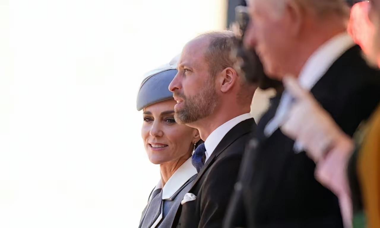 有一说一，凯特还真是越来越有婆婆的气质了！不同于戴安娜的“脆弱”，凯特每每在最