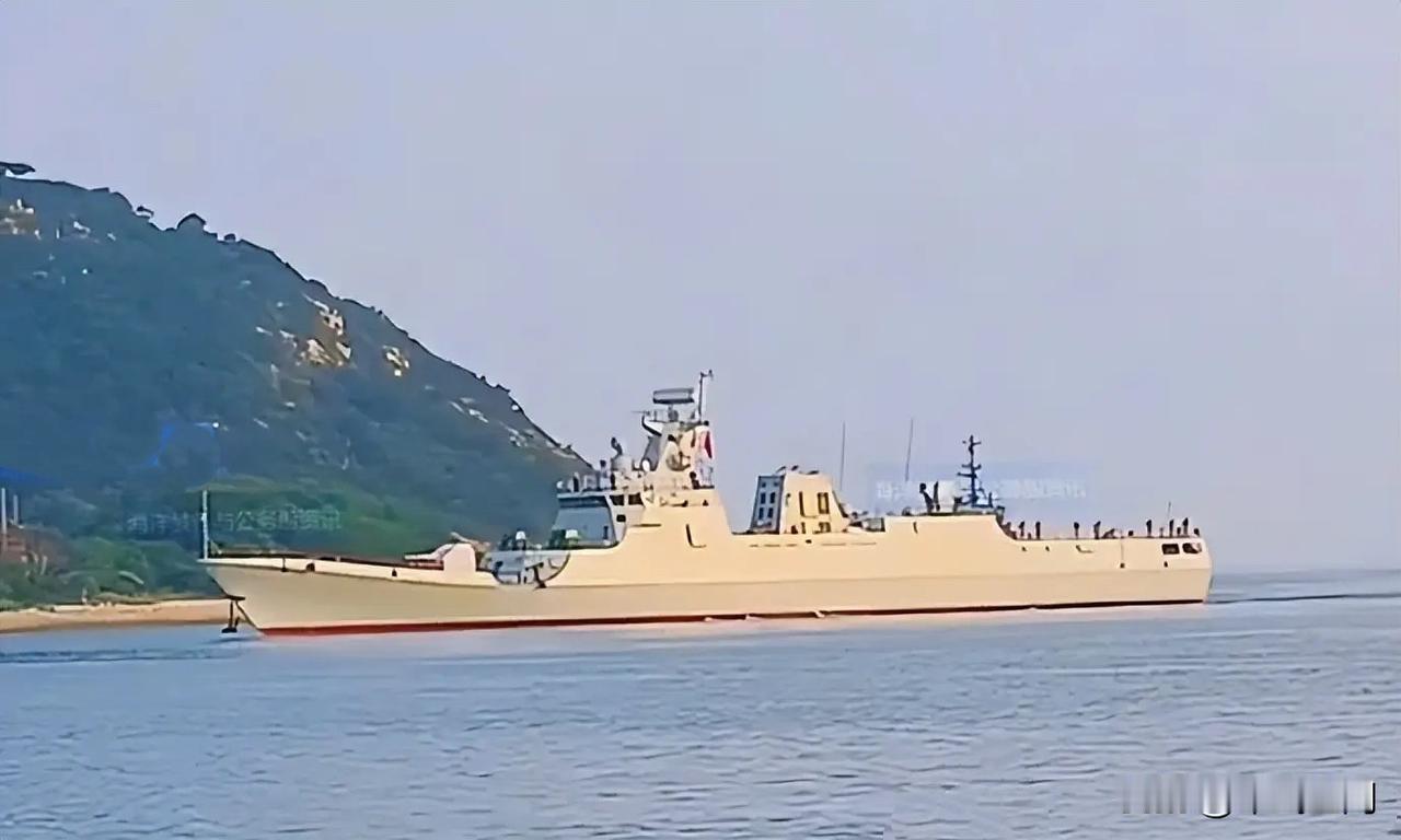 曝光！我国一神秘外贸军舰正海试。近日，我国北方某某沿海出现了一艘外形奇特的军舰