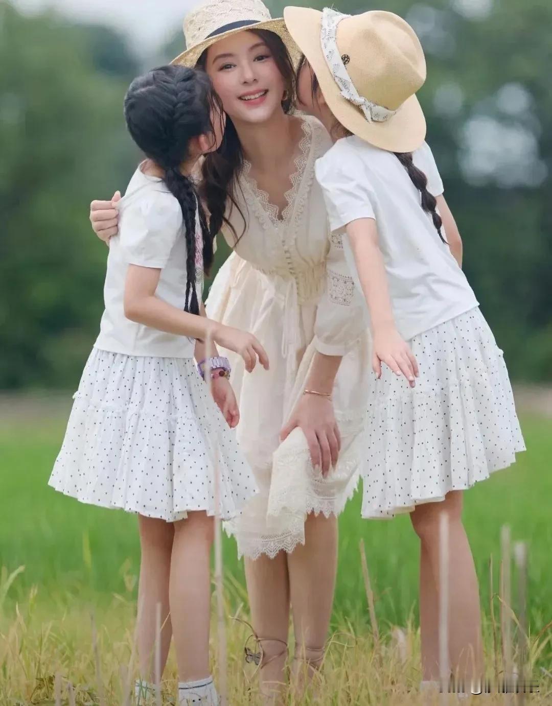 方媛，高调晒照！7月29日，方媛在社交平台晒出一组在安徽老家田间拍摄的母