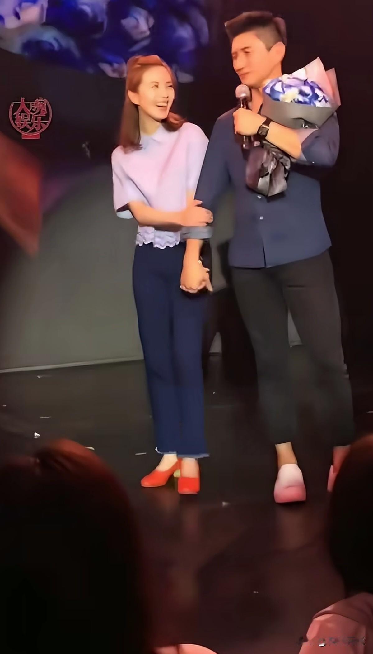 吴奇隆今年53岁，刘诗诗36岁，小虎队三人只有四爷吴奇隆发展比较好，家庭事业双