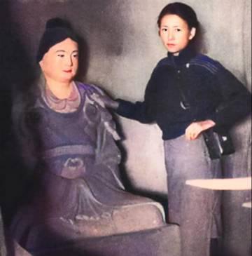 1932年，林徽因在北平考察时，一张珍贵的照片。照片中的她，衣着简单、干练，但