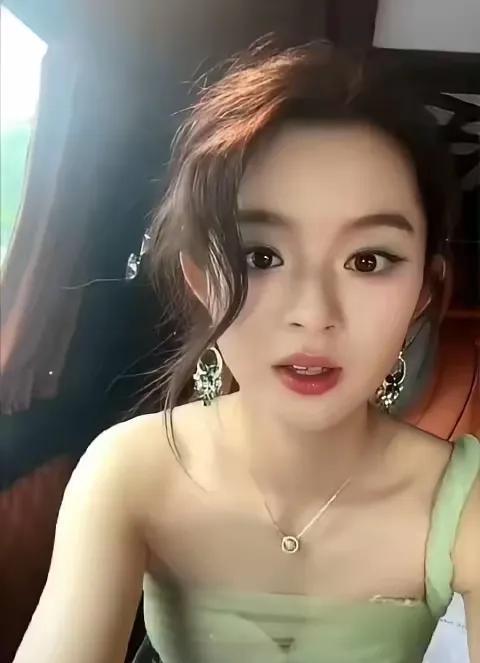 这剧情够离奇！重点不在黄杨钿甜，重点在黄杨钿甜的父亲。据网友根据相关信息推算，此