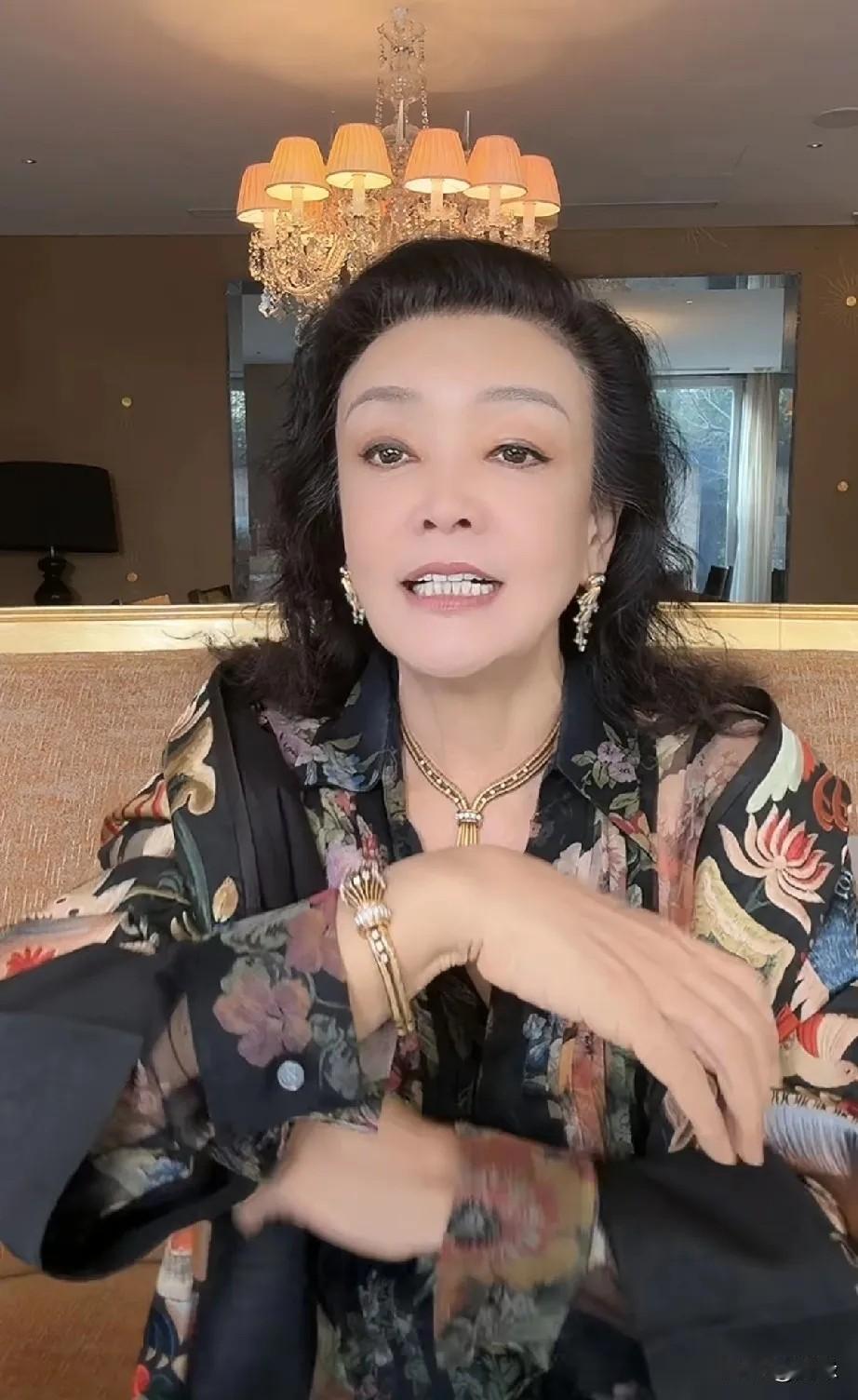 张兰表态:她要把这套首饰留给小玥儿，作为传承！今天张兰开播后，网友夸她佩戴