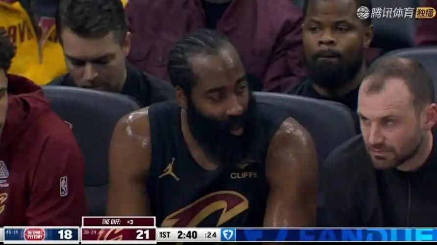 哈登和施罗德同时在场，看上去不太兼容，主要是节奏对不上。哈登要持球压节奏慢慢找机