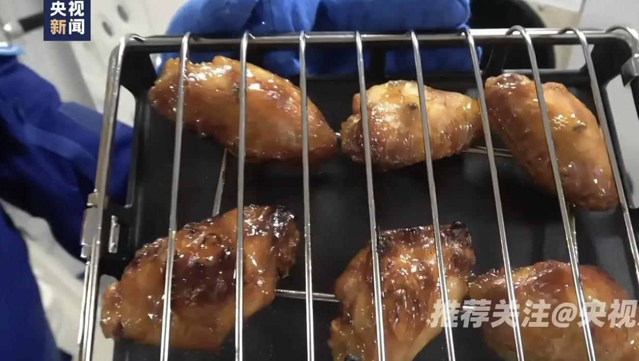 欧美看了都羡慕，中国独创太空烤箱黑科技，未来还将用于月球基地，中国航天员在空