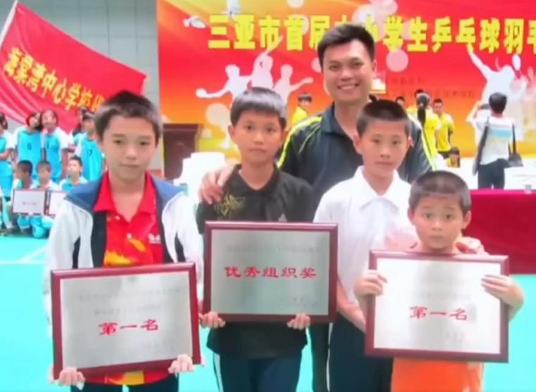 林诗栋这表情，真是有意思。他是看到了什么？看得这么认真？从这张图就能看出来，