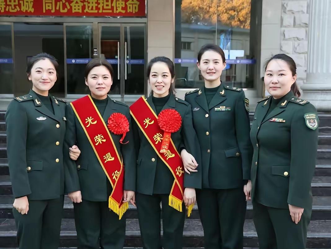 能干到这个级别的女兵，真的是太不容易了，图中的五个人从左起依次为三期，退役，退役