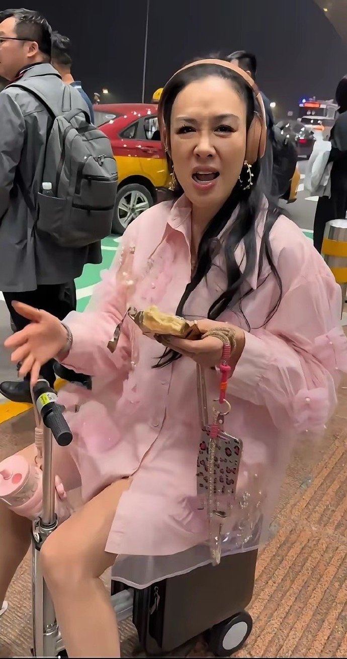 我滴个天呐！万万没想到电视里那么漂亮的女神也大妈感十足了