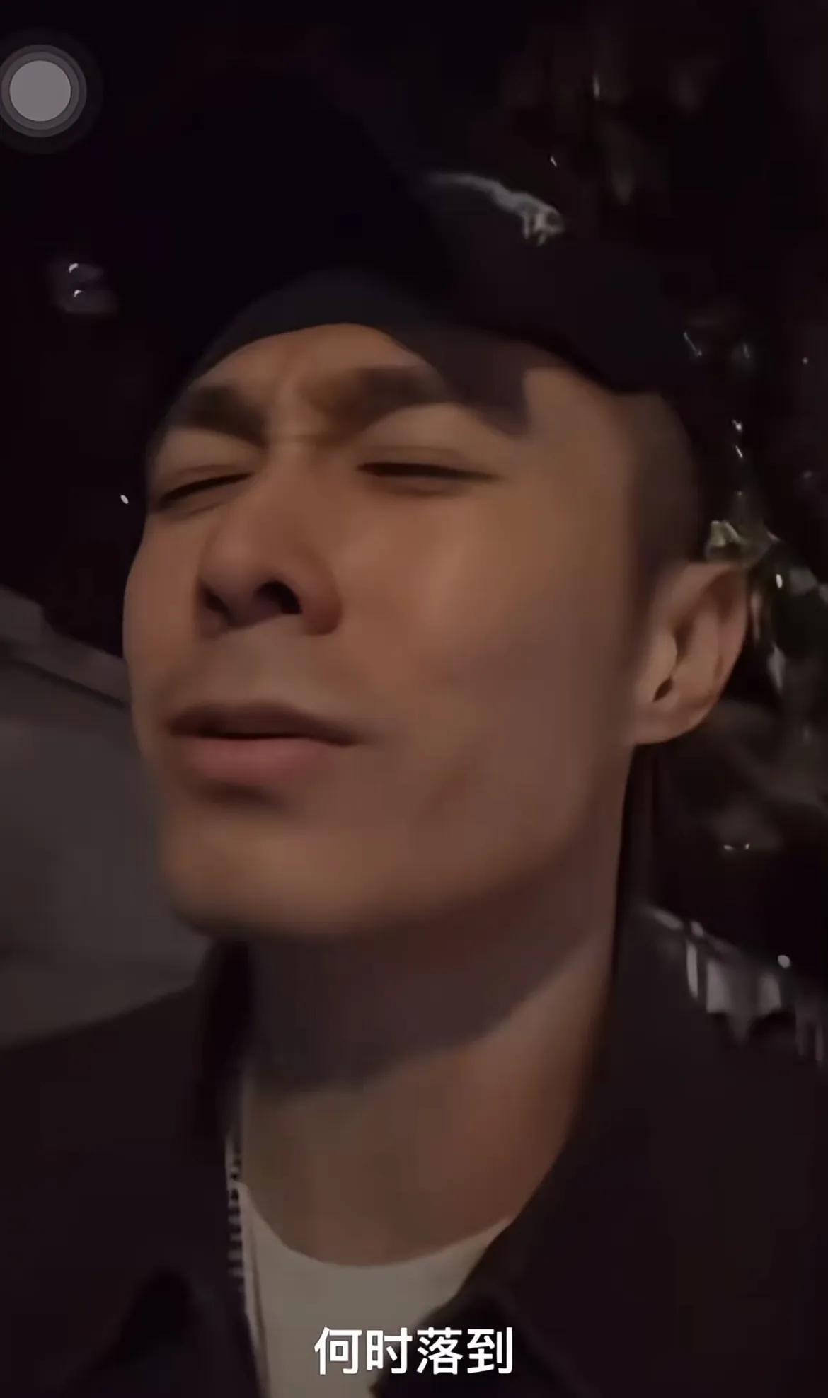 笑死了，“八婆”是周柏豪的本色，一直错以为他是港圈冷酷型男。周柏豪在上海街头边走
