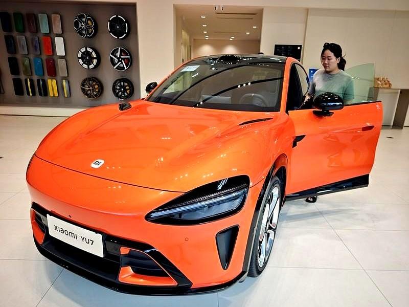 直播间里雷军一边掀开小米YU7的前舱一边抛出一句金句“车头变长了我们的安全距离也