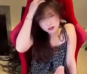 中国女主播，观众只需支付7.5美元，就能让她连人带椅子原地旋转，在外网爆火，