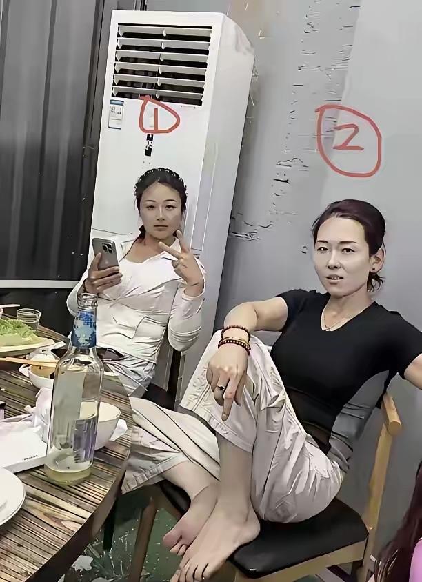 如果是你，你选择100万，还是选择我们其中的一位？不许撒谎，说实话！
