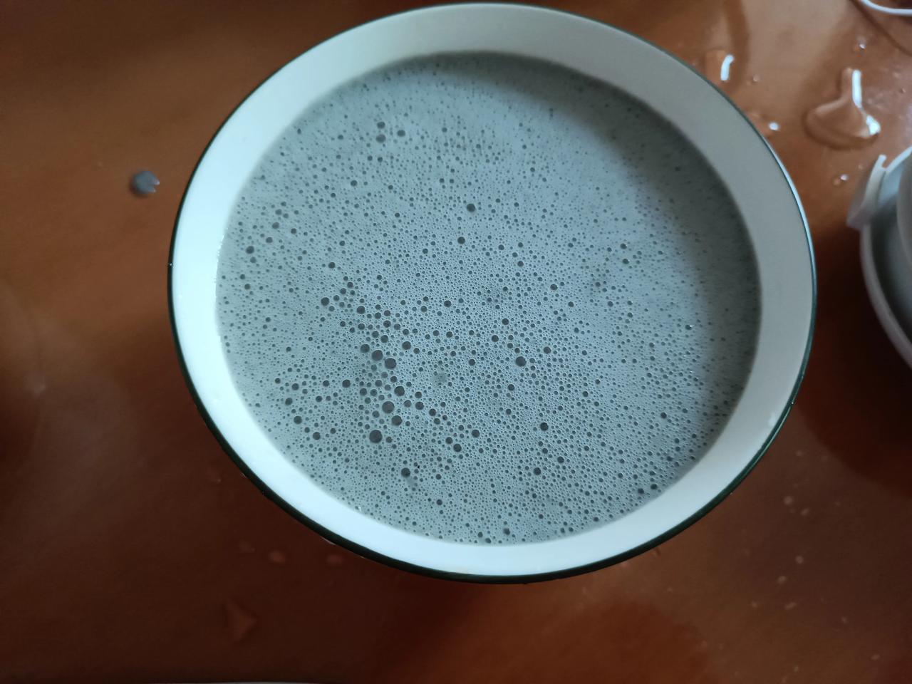 你家的早餐都是在家做还是出去吃我都在家自己做今天打了小米芝麻糊配上一个蒸熟