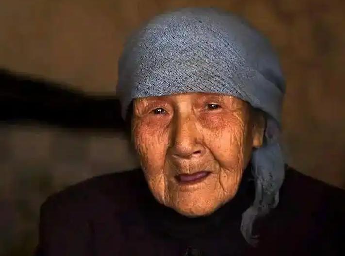 1943年，一名女子被日军欺辱后，在山洞里生下一个孩子。本来解开衣服给孩子喂奶，