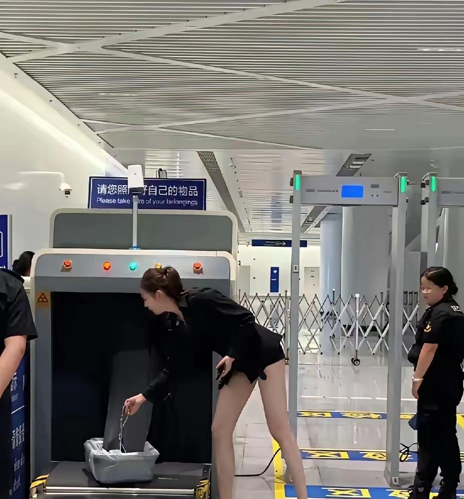 过安检，一眼就瞧见前面一美女，那腿又长又白！我就想知道人家的腿到底是怎么长的呀