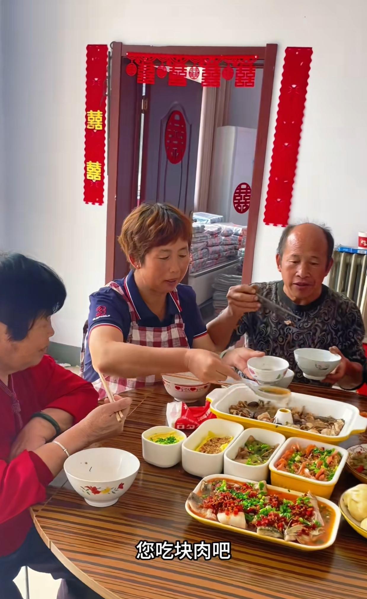农村傻大妮是无药可救了！看看她又做了什么！今年双节，傻大妮的儿子媳妇都回来了，