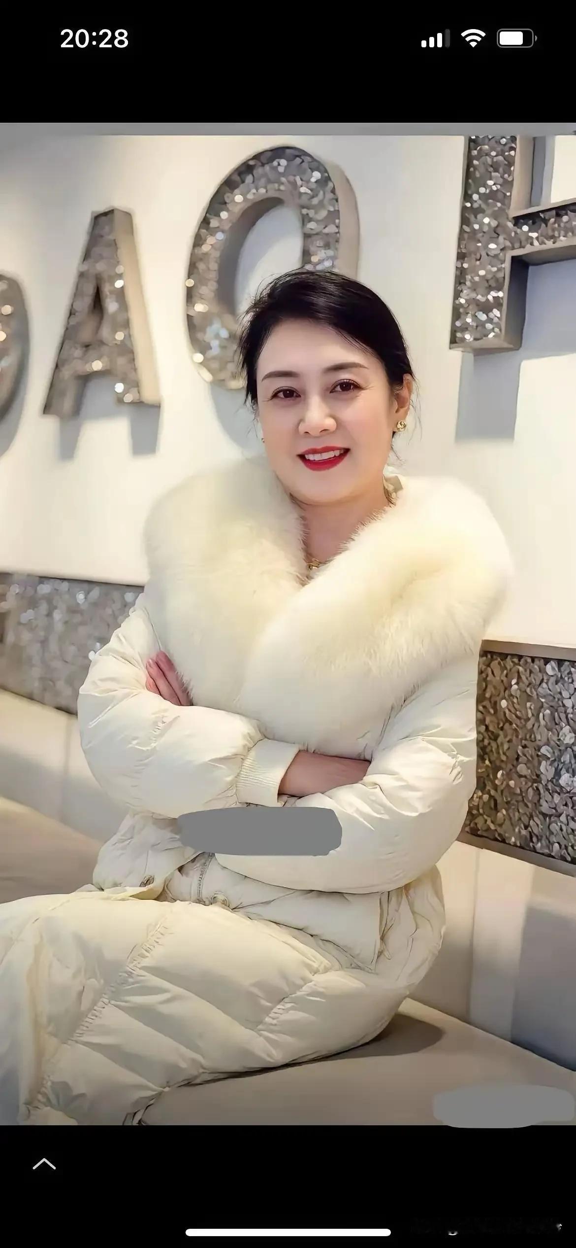 赞佳人佳人气质实难描，六十开外岁藏娇。岁月无痕颜未老，风姿绰约韵轻飘。