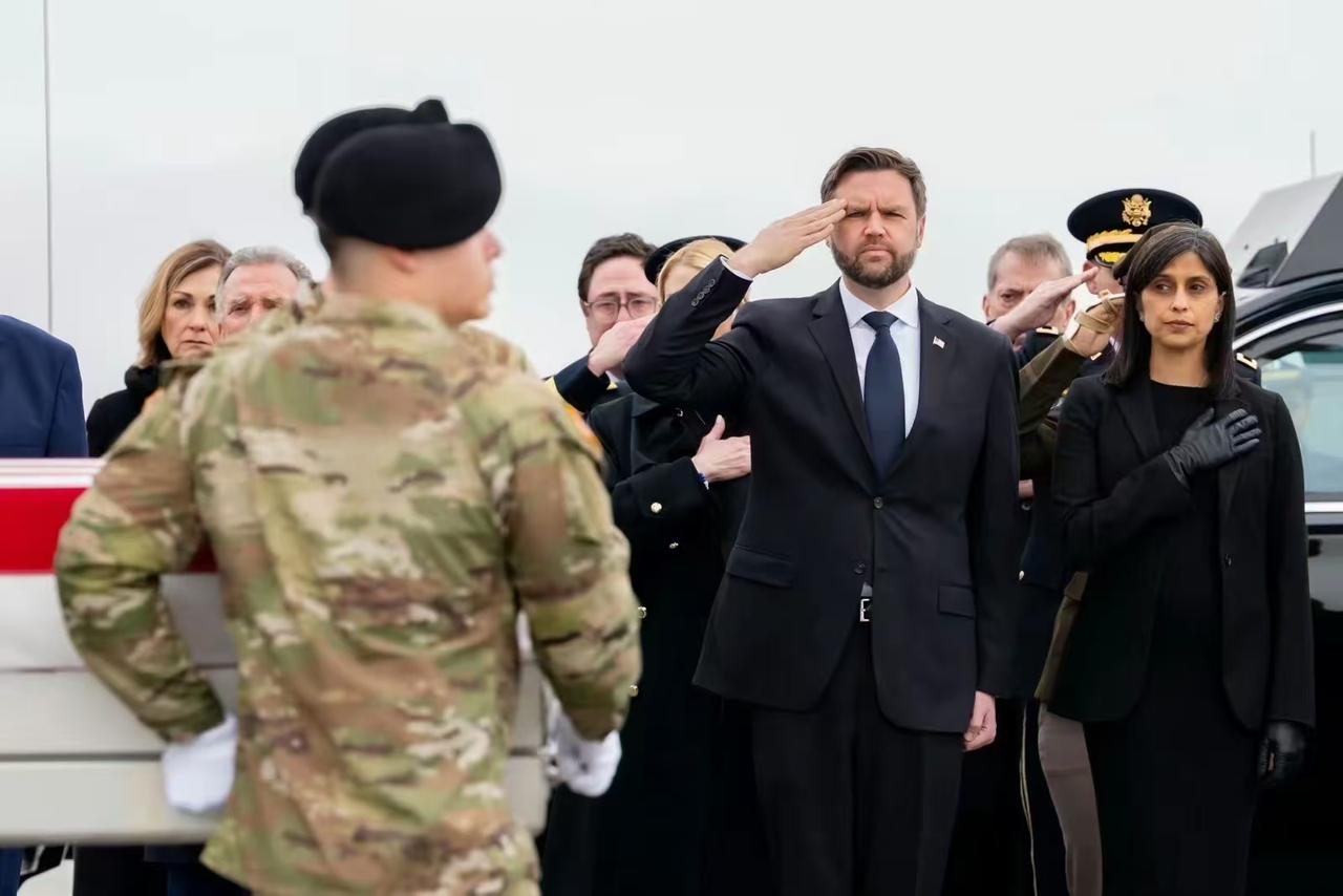 万斯偏偏在特朗普内外交困、焦头烂额的节点放出这两张照片，根本不是无心之举，而是一