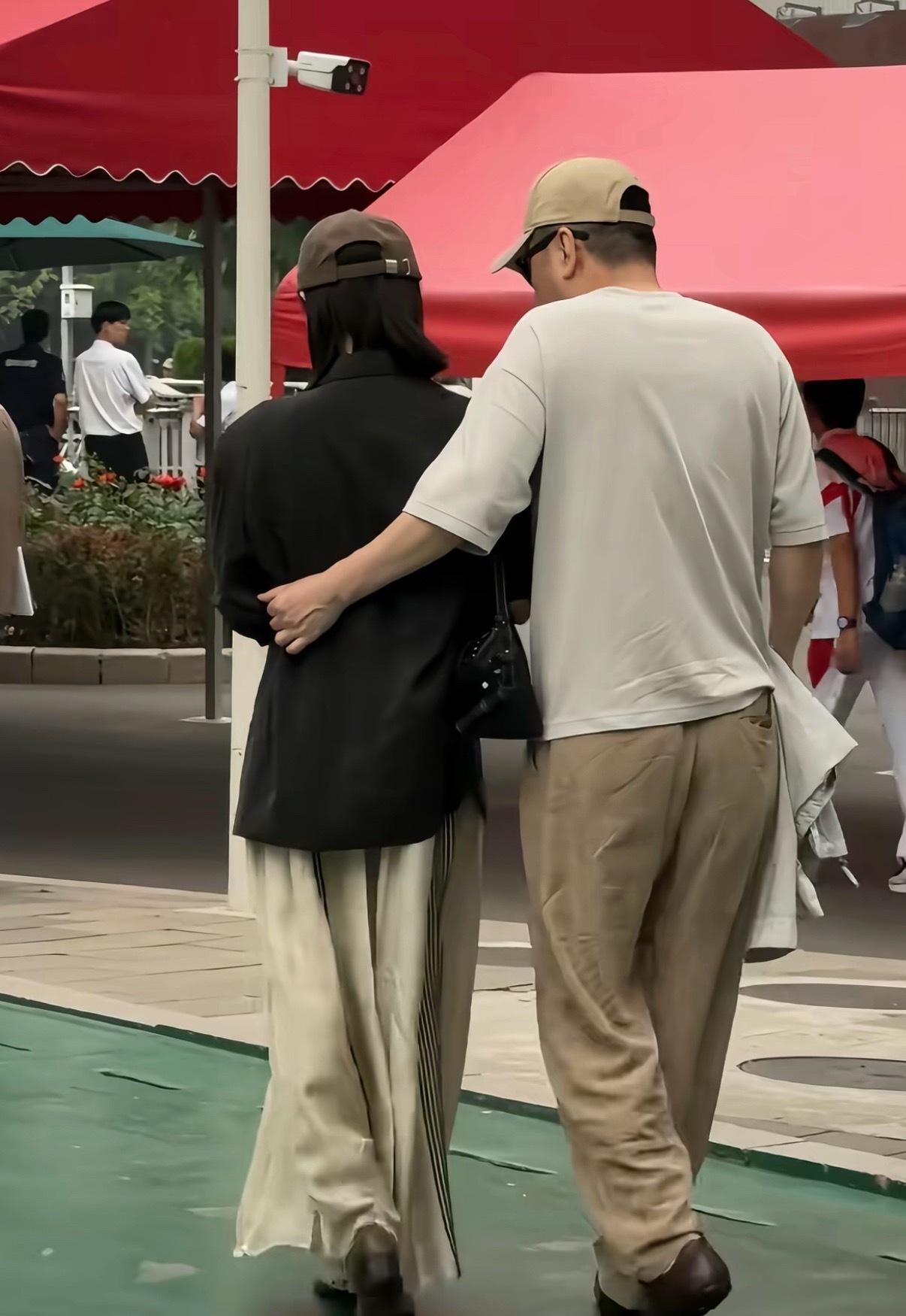 蒋勤勤晒大儿子毕业照蒋勤勤大儿子伯克利录取毕业亮相蒋勤勤陈建斌出席大儿子人大附中