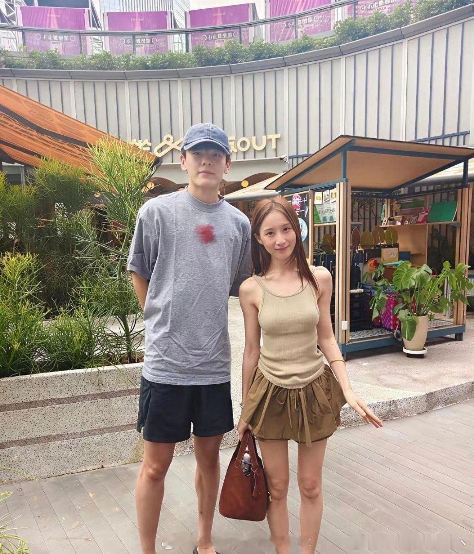 我滴个天呐！差点没认出来，本人比电视里还要瘦，帅到我失语！